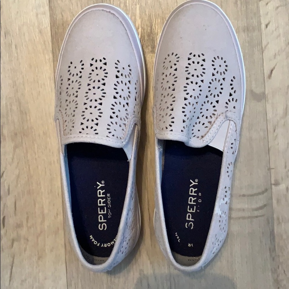 Size 5 women’s Sperrys